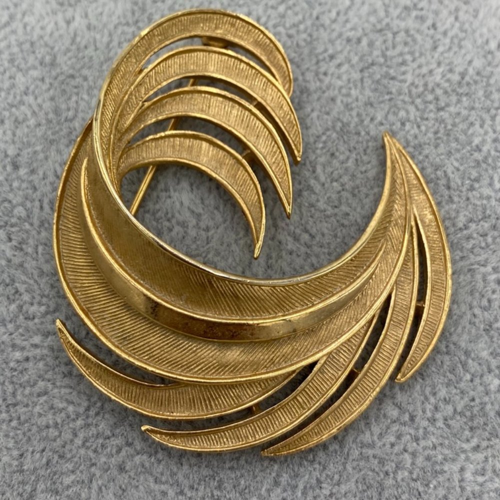 Vintage Estate Statement SIGNED TRIFARI Feather Brushed Gold Tone Brooch 2"